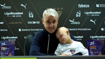 Προπονητής εμφανίστηκε στη συνέντευξη Τύπου με τον γιο του ο οποίος έχει σύνδρομο Down και συγκλόνισε όλον τον ποδοσφαιρικό κόσμο, δείτε βίντεο