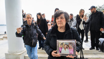 Με τη φωτογραφία των τριών κοριτσιών στα χέρια η μαυροντυμένη γιαγιά της οικογένειας Πλακιά στη δίκη για τα Τέμπη, δείτε φωτογραφίες