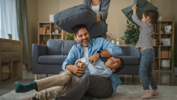 Γέλιο και ζωηρό παιχνίδι ενισχύουν τον δεσμό γονιών παιδιών – Ο ρόλος του πατέρα
