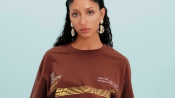 «Αυτό που φοράς γίνεται το μήνυμά σου» – Η Ελληνοπαλαιστίνια σχεδιάστρια που δημιουργεί ώστε να μην ξεχαστεί η ιστορία