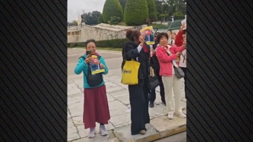 Οδηγοί ταξί έδωσαν σε Κινέζους τουρίστες φυλλάδια κατά του Κυρανάκη στο Σύνταγμα, δείτε βίντεο