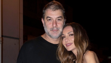 Ο Βασίλης Μπισμπίκης βραβεύτηκε στο Σαν Φρανσίσκο για τη «Σπασμένη φλέβα» και η Δέσποινα Βανδή δηλώνει περήφανη
