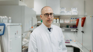 «Θέλουμε να θεραπεύσουμε ασθενείς»: Ο Έλληνας επιστήμονας που δοκιμάζει CAR-T κύτταρα στα αυτοάνοσα
