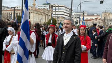 25η Μαρτίου: Όλα τα βλέμματα στην μαθητική παρέλαση στον 11χρονο... Καποδίστρια, δείτε εικόνες και βίντεο