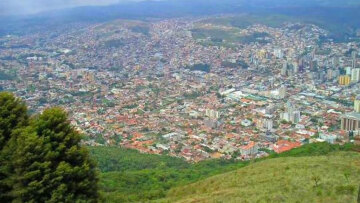 Η πόλη που χτίστηκε μέσα σε ηφαίστειο και έχει 18°C όλο τον χρόνο