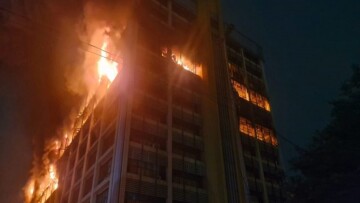 Μεγάλη πυρκαγιά σε κτίριο με κυβερνητικές υπηρεσίες στη Νότια Αφρική, βίντεο