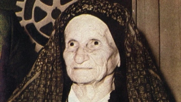 «Κυρά της Ρω»: Σε βράχο ύψους 10 μέτρων ο ανδριάντας της γυναίκας-σύμβολο που για 40 χρόνια ύψωνε την ελληνική σημαία