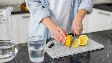 Η επιστήμη πίσω από το λεμόνι στη μαγειρική: Πώς μεταμορφώνει γεύση, άρωμα και υφή στην κουζίνα μας