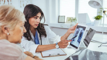 Καρκίνος πνεύμονα: Γιατί δεν αφορά μόνο καπνιστές – Όλοι οι παράγοντες κινδύνου
