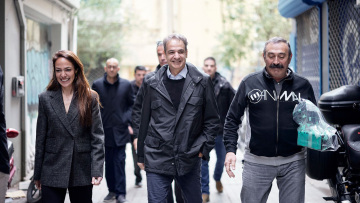 Ο Μητσοτάκης συναντήθηκε με τον 63χρονο Θεόφιλο, ωφελούμενο προγράμματος για κοινωνική στέγη στη Θεσσαλονίκη