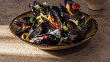 Μύδια, στρείδια κι άλλα όστρακα: Πώς τα καθαρίζουμε και τα μαγειρεύουμε σωστά στο σπίτι
