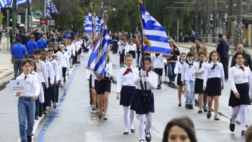 25 Μαρτίου 2026: Μαθητική παρέλαση με τσολιάδες, παραδοσιακές φορεσιές και σκύλους στο βροχερό κέντρο της Αθήνας, δείτε βίντεο και εικόνες