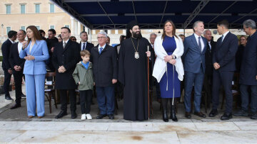 25η Μαρτίου: Μαθητική παρέλαση υπό βροχή στο κέντρο της Αθήνας, ποιοι πολιτικοί δίνουν το παρών, δείτε εικόνες