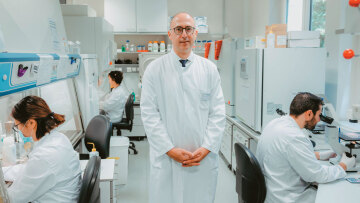 Τα θαυματουργά CAR-T κύτταρα: Ο Έλληνας επιστήμονας και η νέα θεραπεία για τα αυτοάνοσα νοσήματα
