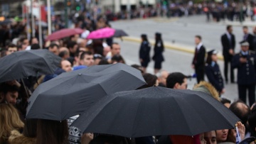 Καιρός: Βροχές και βοριάδες σήμερα, παρελάσεις με ομπρέλες σε πολλές περιοχές αύριο 