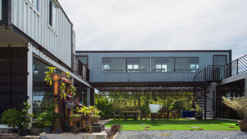 Το διώροφο προκατασκευασμένο σπίτι που πωλείται προς 14.000 ευρώ: «Ιδανικό για χώρους εργασίας»