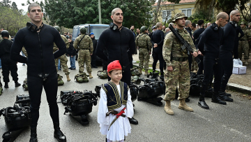 Πλήθος κόσμου, ένστολοι και άρματα στο κέντρο της Αθήνας για τη μεγάλη στρατιωτική παρέλαση για την 25η Μαρτίου, δείτε εικόνες από τις προετοιμασίες