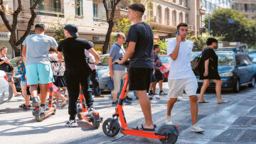 Τετρακόσια παιδιά τραυματίστηκαν με τα πατίνια σε έναν χρόνο: Ανήλικοι περνούν με κόκκινο και καταλήγουν στα νοσοκομεία και την Εντατική