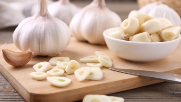 Τι να φάτε για να φύγει η μυρωδιά του σκόρδου από την αναπνοή σας