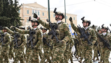 Μεγαλειώδης η στρατιωτική παρέλαση στην Αθήνα για την 25η Μαρτίου: Εντυπωσίασαν άρματα, πεζοναύτες και τα μαχητικά