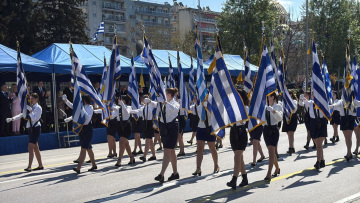 Με λαμπρότητα ο εορτασμός της 25ης Μαρτίου στη Θεσσαλονίκη, σε εξέλιξη η μαθητική παρέλαση - Βίντεο και φωτογραφίες