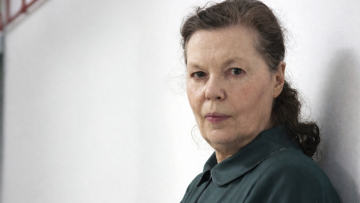 Ρούλα Πατεράκη: Αναμετριέται με τον εμβληματικό μονόλογο της Λούλας Αναγνωστάκη «Ο ουρανός κατακόκκινος»