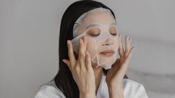Sheet Masks: Τα μυστικά που θα κάνουν την εφαρμογή τους πιο αποτελεσματική
