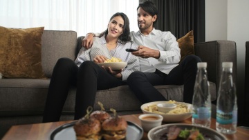 Ζευγάρι έχει μετακομίσει σε δωμάτιο ξενοδοχείου εδώ και σχεδόν τρία χρόνια για να εξοικονομεί χρήματα από το νοίκι
