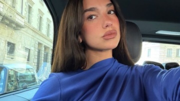 Η Ντούα Λίπα δοκίμασε το πιο δημοφιλές χρώμα της νέας σεζόν με ένα look από την Chloé
