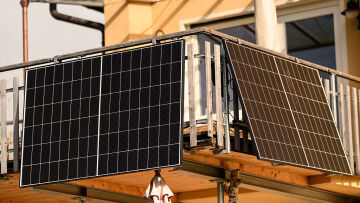 Η Βρετανία φέρνει «plug-in» φωτοβολταϊκά για τα σπίτια για να καταπολεμήσει την ενεργειακή κρίση λόγω του πολέμου στο Ιράν
