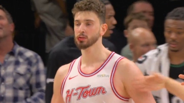 NBA: Ο ματωμένος Σενγκούν έσωσε τους Ρόκετς με εντυπωσιακό μπλοκ, αλλά η ήττα από τους Τίμπεργουλβς ήρθε στην παράταση