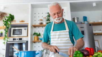 Το μαγείρεμα σπιτικού γεύματος μειώνει τον κίνδυνο άνοιας στους ηλικιωμένους