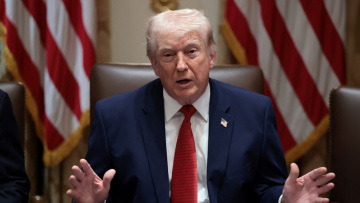 Τραμπ: Με εκλιπαρούν να κάνουμε συμφωνία, δεν ξέρω αν θέλουμε τώρα - Η Τεχεράνη απάντησε στην Ουάσινγκτον για το σχέδιο των 15 σημείων