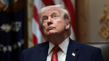 Ο Τραμπ έδωσε νέα παράταση δέκα ημερών στο τελεσίγραφο προς το Ιράν: «Συνεχίζονται οι συνομιλίες, πάνε πολύ καλά» λέει, την ώρα που η Τεχεράνη έχει έτοιμους 1.000.000 στρατιώτες για σύγκρουση