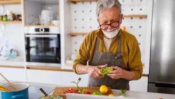 «Φάρμακο» για το μυαλό το μαγείρεμα – Μειώνει τον κίνδυνο άνοιας έως και 30%