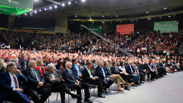 4ο Συνέδριο ΠΑΣΟΚ: Ποιοι πήραν θέση δίπλα στον Ανδρουλάκη, δείτε βίντεο