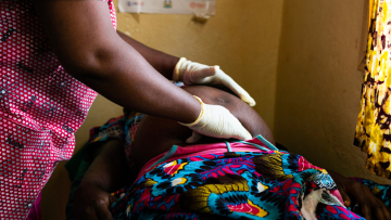 Μειώθηκαν οι μητρικοί θάνατοι παγκοσμίως, όμως πάνω από 100 χώρες παραμένουν εκτός στόχου