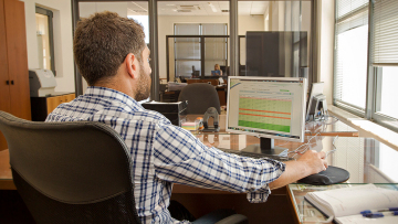 Κατώτατος μισθός: Τι κερδίζουν από την έκτη αύξηση ιδιωτικοί και δημόσιοι υπάλληλοι, αυξάνονται και 20 επιδόματα