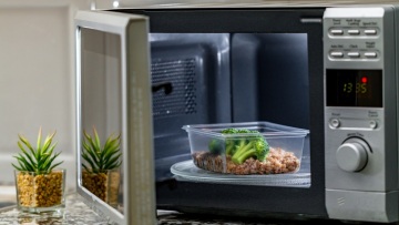 Τάπερ και φούρνος μικροκυμάτων: Πότε είναι μια σωστή και ασφαλής επιλογή