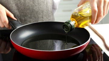 Γιατί πικρίζει το ελαιόλαδο στο τηγάνι; Το λάθος που κάνουμε όλοι