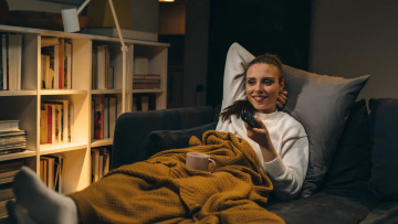 Τα Σαββατοκύριακα γίνεστε σπιτόγατοι; Τότε έχετε αυτά τα 7 μοναδικά χαρακτηριστικά
