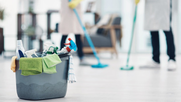 Γιατί «δεν κάνει» να σκουπίζεις τη Μεγάλη Εβδομάδα: Οι δοξασίες των Καθολικών και τι ισχύει στην Ελλάδα