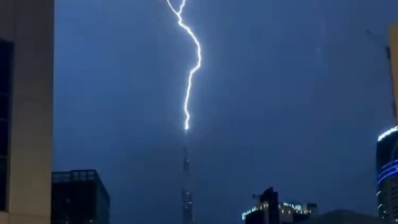 Εντονη κακοκαιρία στα ΗΑΕ: Κεραυνός χτύπησε το Μπουρτζ Καλίφα, πλημμύρισαν δρόμοι, δείτε βίντεο