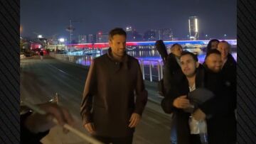 Βίντεο: Ο Κωνσταντίνος Αργυρός στους δρόμους του Βελιγραδίου με παραδοσιακά όργανα μετά τη συναυλία του
