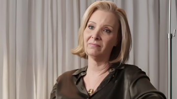 Βούρκωσε η Λίζα Κούντροου μιλώντας για «Τα Φιλαράκια»: Οι κωμωδίες προσφέρουν διαφυγή