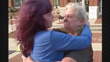 Η συγκινητική στιγμή που μητέρα συναντά την κόρη της μετά από 25 χρόνια: Η μυστηριώδης εξαφάνιση και η σφιχτή αγκαλιά