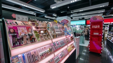 Η Ιταλία ρίχνει φως στο φαινόμενο «cosmeticorexia»: Υπό έρευνα Sephora και Benefit Cosmetics