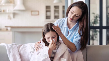 Γιατί τα μικρά παιδιά αρρωσταίνουν συνέχεια; Δύο ειδικοί εξηγούν τι είναι φυσιολογικό και πότε να ανησυχήσετε
