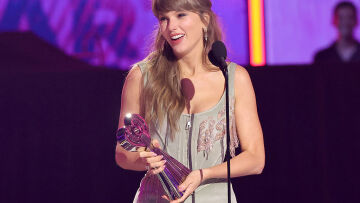 «Όταν έγραφα χωρίς να με ξέρει κανείς»: H Τέιλορ Σουίφτ μετά τη βράβευσή της ως καλύτερη καλλιτέχνις της χρονιάς 