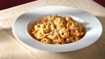 Η συνταγή της ημέρας: Τορτελίνια με ζαμπόν και τυρί, σε ροζ σάλτσα. Το μενού της εβδομάδας (30/3-5/4)